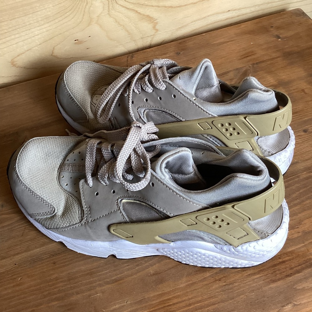 Women’s Size 8 Nike Air Shoes